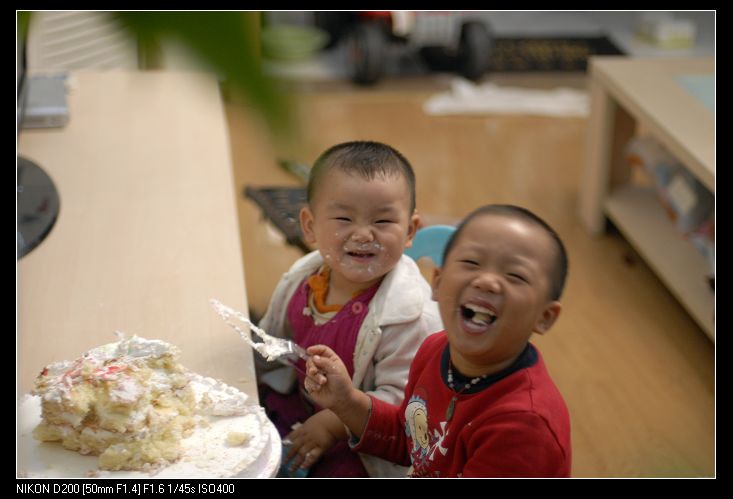 9月9重阳节奶奶过生日，两个儿子吃蛋糕-李玉刚的博客